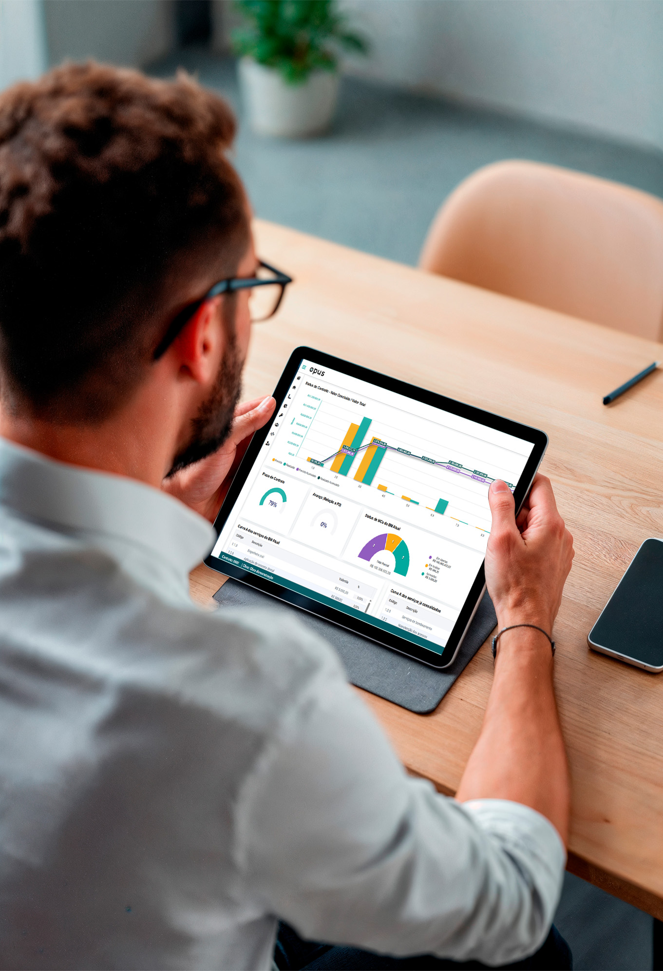 Profesional usando una tablet con el informe diario de obra